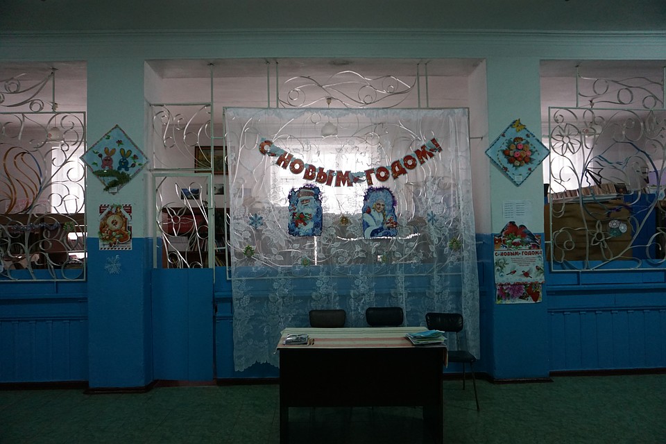 Обстреливаемая школа украшена к новому году, учителя прилагают все усилия, чтобы дети отвлеклись от войны. Фото: Юлия АНДРИЕНКО