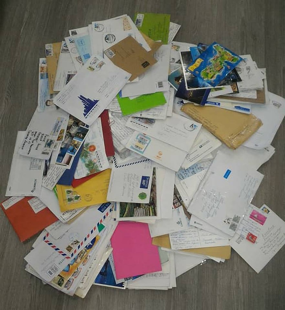 Такую гору писем со всех уголков страны каждый день приносит почтальон для Андрюши Тихонова. Фото: Личная страница героя публикации в соцсети
