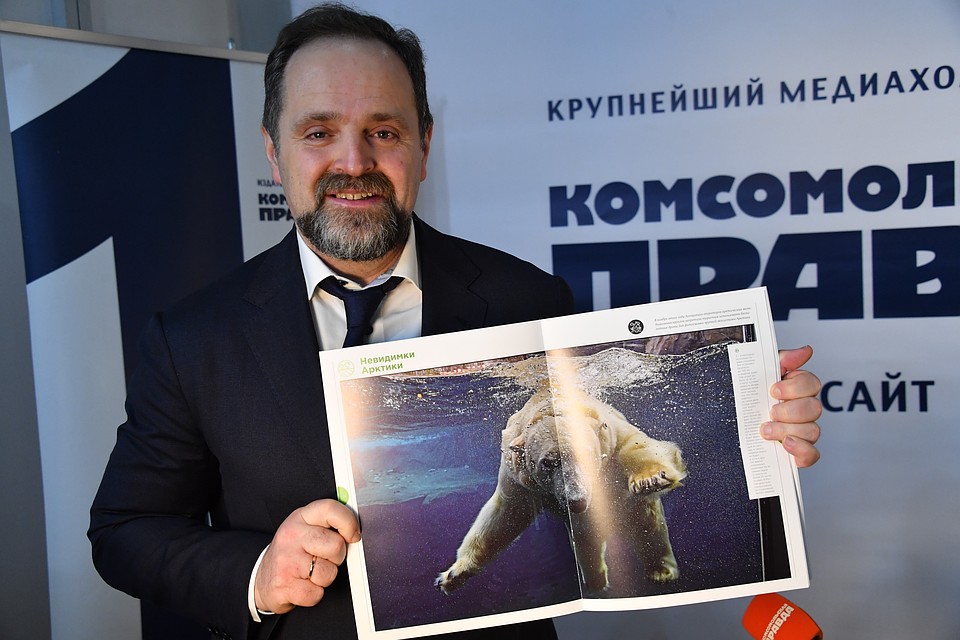 Сергей Донской с журналом, который "Комсомолка" подготовила к форуму "Экотех". Фото: Владимир ВЕЛЕНГУРИН