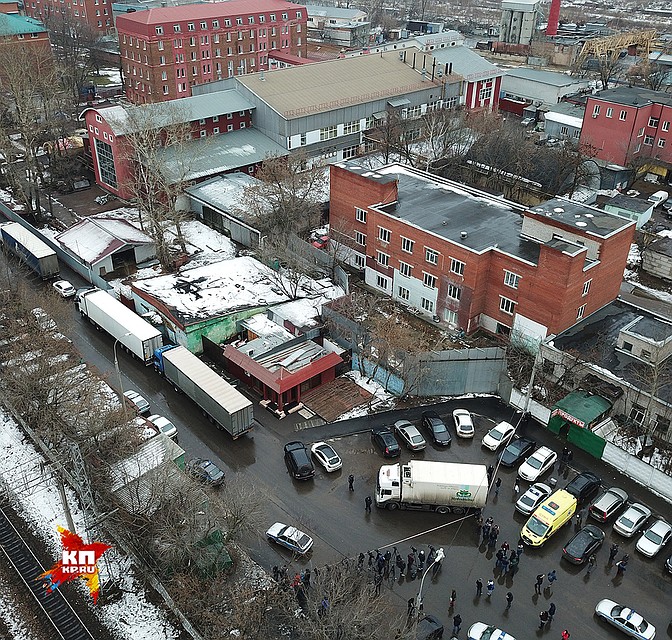 Вид на комплекс зданий кондитерской фабрики "Меньшевик", где сегодня произошла стрельба. Фото: Виктор ГУСЕЙНОВ