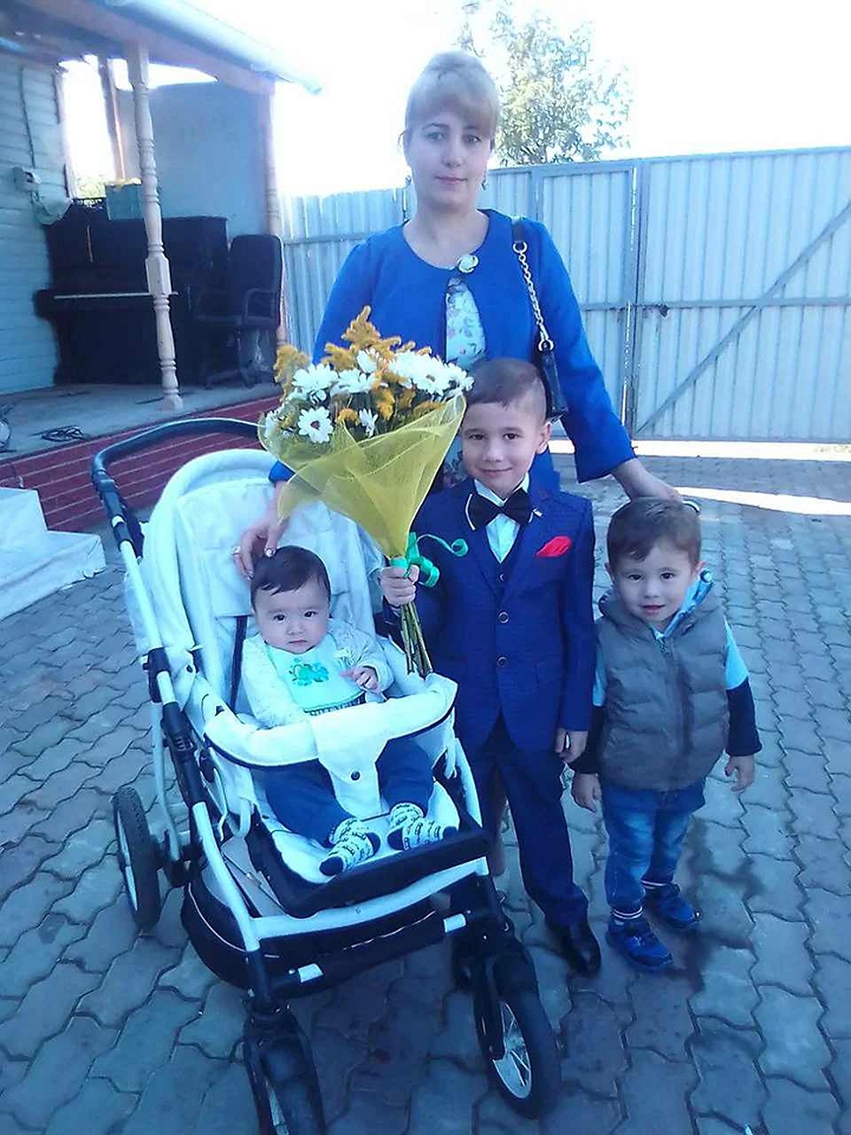 Защитники семьи Джураевых. Слева - Шойгу, в центре - Путин. А вот мальчик справа получил вполне традиционное имя - Руслан. Фото: предоставлено семьей Джураевых