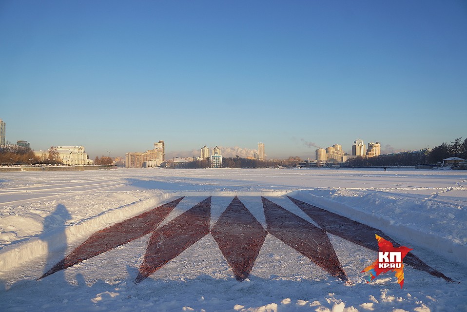 На городском пруду неизвестные краской на льду нарисовали 15-метровую Краснознаменную группу 26,01,2017 Фото: Алексей БУЛАТОВ