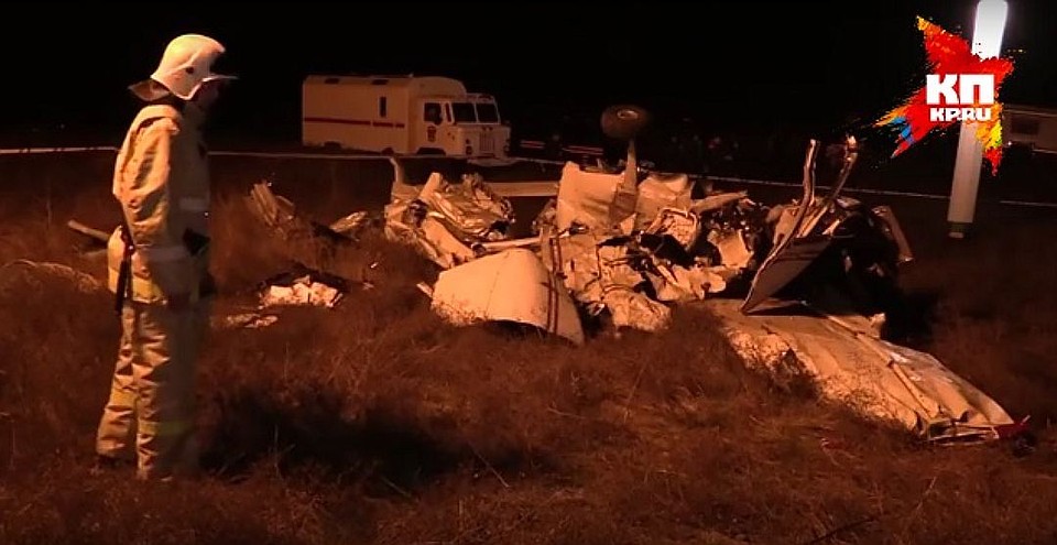 Остатки самолета. Фото: скрин с видео пресс-службы МЧС РФ по РК.