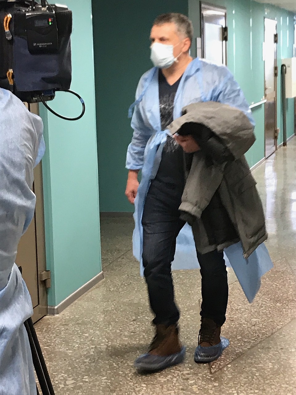 Этот человек похож на отца одного из подростков. Фото: Анна ГЛАДКИХ