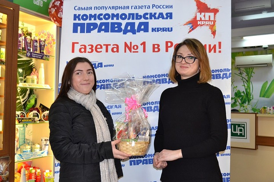 Студенты принимали поздравления и призы от партнеров конкурса - ТМ "Царство ароматов". Фото: Дмитрий МЕТЁЛКИН
