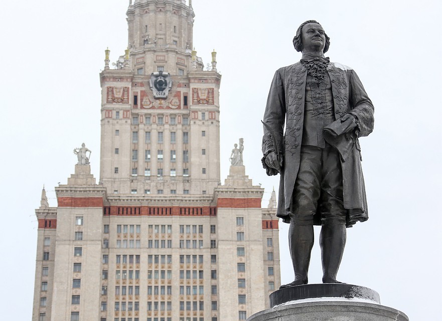 Скульптура М. В. Ломоносова у главного здания Московского государственного университета им. М. В. Ломоносова на Ленинских горах. Фото Антон Новодережкин/ТАСС