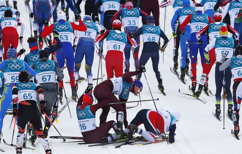 11 февраля. Тот самый стартовый завал в скиатлоне, в который попал Спицов. Фото: REUTERS