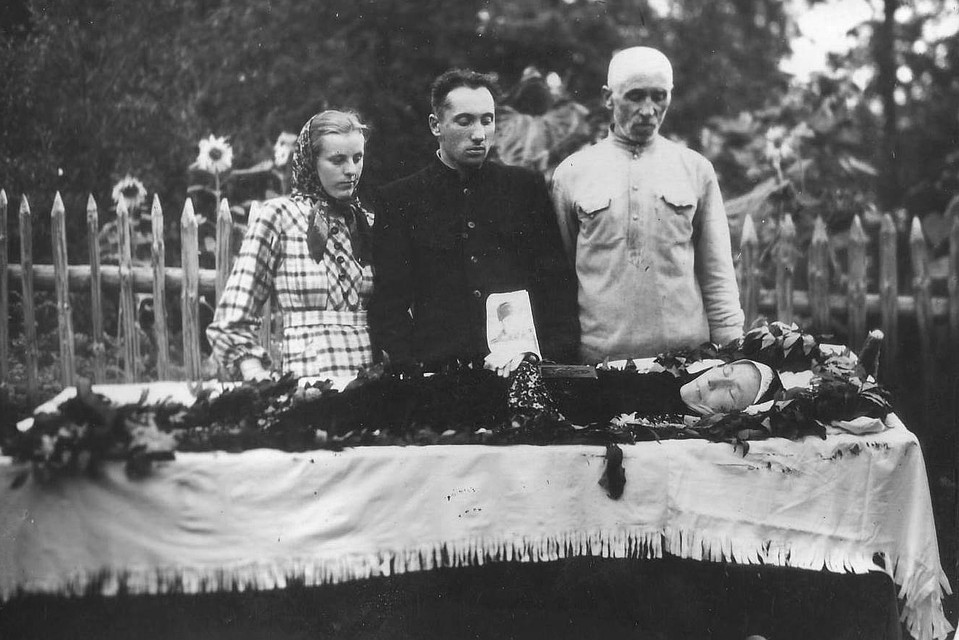 Перед съемкой голова усопшей, возможно, по просьбе родственников, слегка повернута к камере. Так получилось, возможно, единственное фото этой женщины… Фото: Коллекция Ивана Чайчица