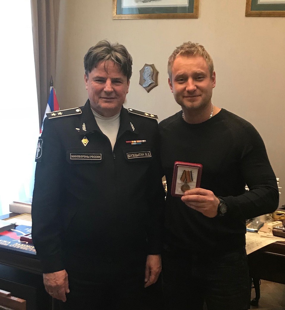 Алексей Хворостян с начальником департамента культуры Министерства обороны России Владимиром Буздыганом, который вручил ему памятную медаль. Фото: пресс-служба артиста