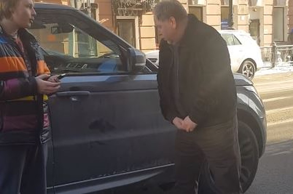 Мужчина указывает на вмятину. Фото: скриншот видео.