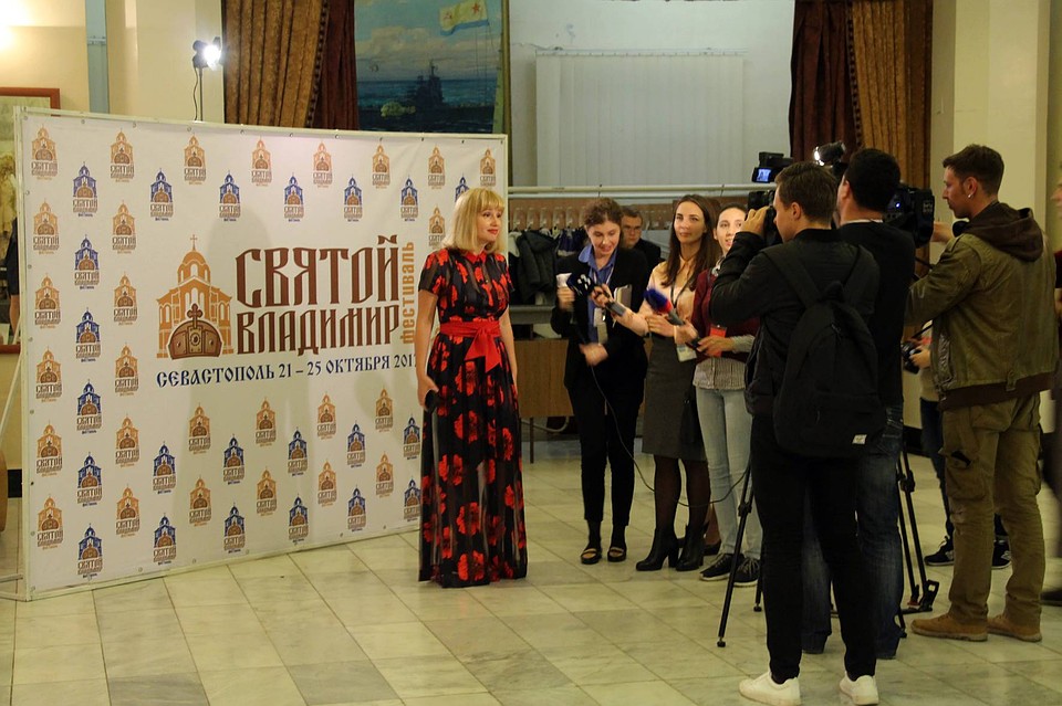 Президент кинофестиваля «Святой Владимир» Елена Иваниченко отвечает на вопросы представителей СМИ. Фото: пресс-служба кинофестиваля «Святой Владимир»