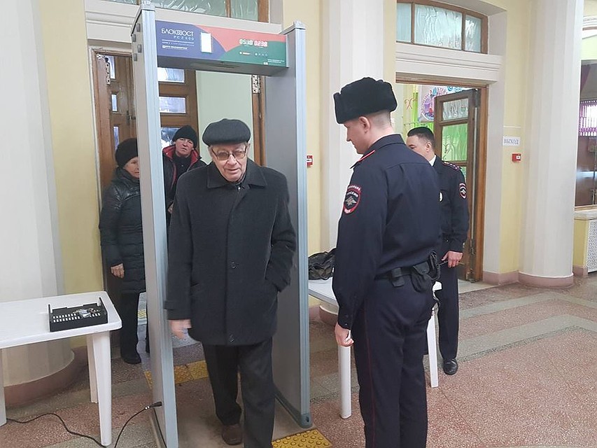 Вход на участки - через рамки: все для безопасности. Фото: Екатерина СИМОХИНА