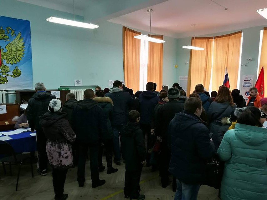 К 11 часам на участках выстроились очереди. Фото: Инна ШЕРЕМЕТЬЕВА
