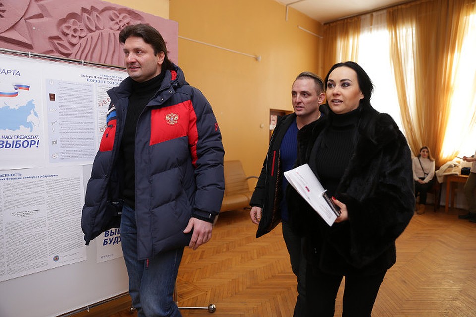 Запашные проголосовали в избирательном участке, расположенном в библиотеке имени Горького. Фото: Анастасия Чистякова
