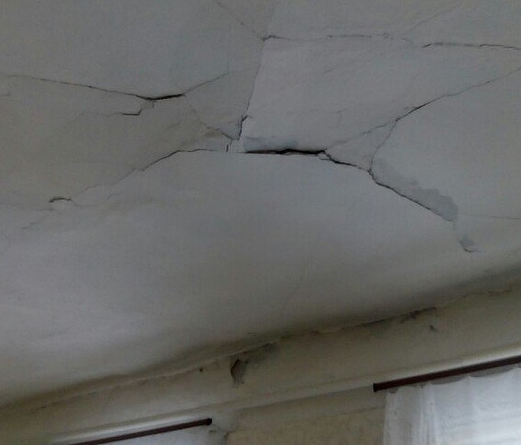Потолки готовы обрушиться в любой момент