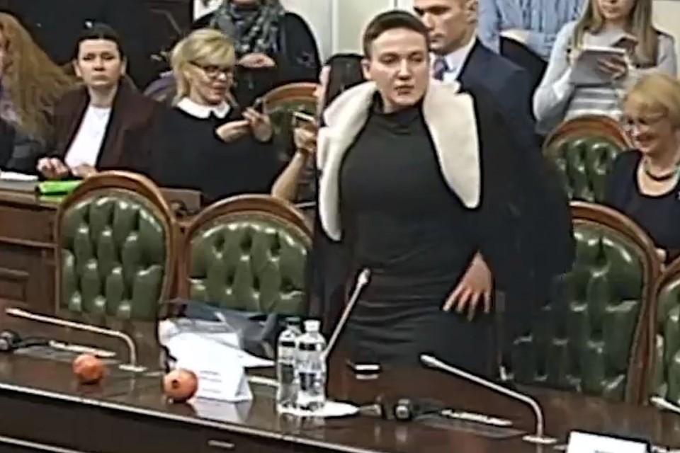Нардеп Савченко принесла гранаты в Верховную Раду Фото: скриншот с видео