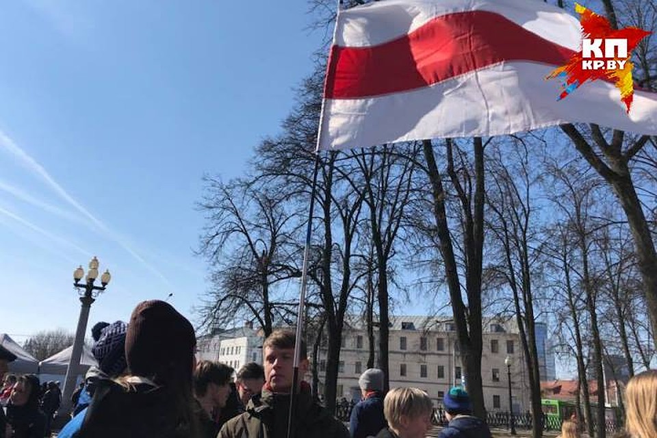 На входе на площадку всех пришедших поздравляют с праздником. Фото: Дарья ПУТЕЙКО