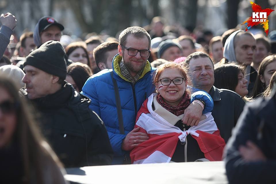 Все обнимаются и поздравляют друг друга. Фото: Павел МАРТИНЧИК