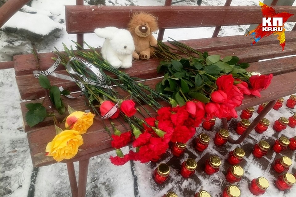 Кемеровчане приносят цветы к торговому центру в память о погибших Фото: Кирилл ЧАЩИН