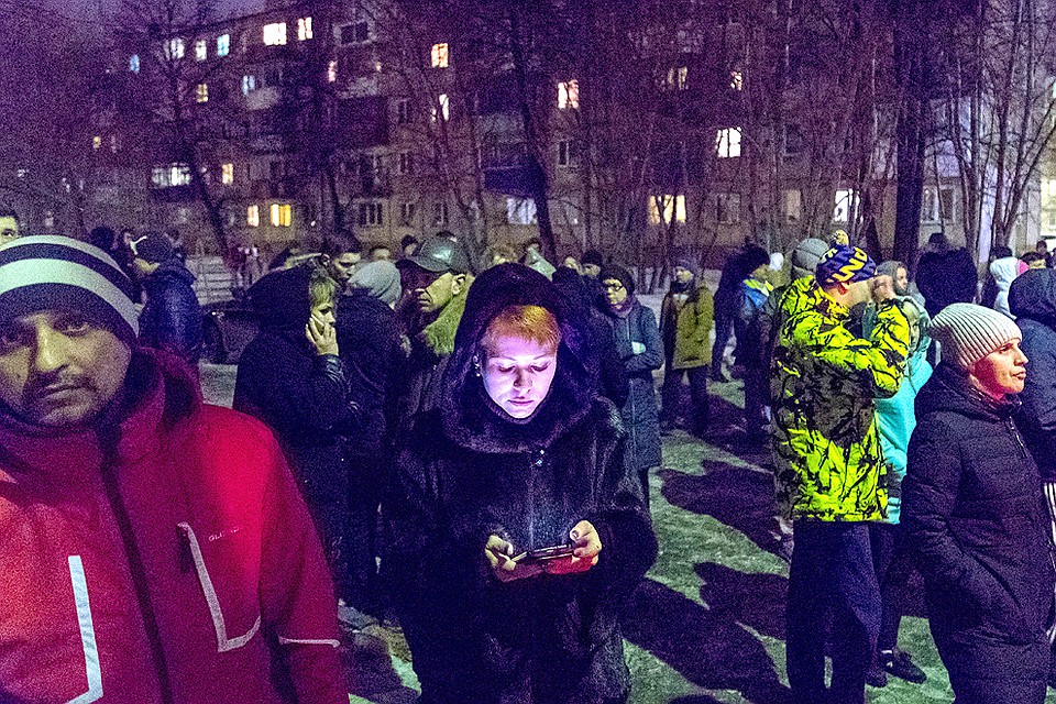 Вечер воскресенья, 25 марта, Кемерово. Горожане ждут новостей о судьбах пропавших без вести. ФОТО Данил Айкин/ТАСС