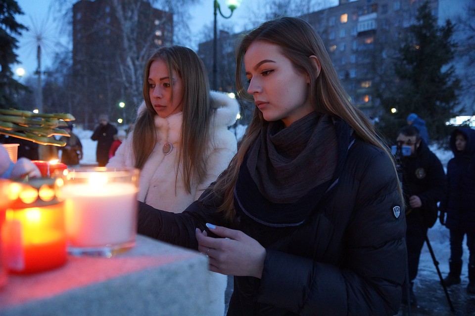 В Самаре к памятнику детям - труженникам тыла собрались десятки людей Фото: Светлана МАКОВЕЕВА