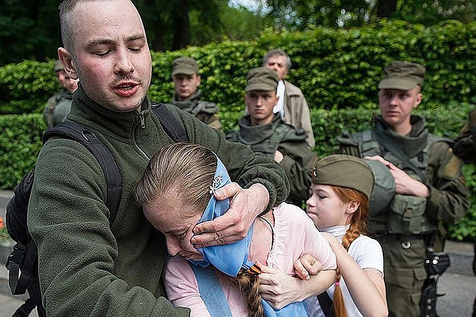 На Настю и её маму набросились «патриоты Украины», которым не понравилась георгиевская ленточка. ФОТО: Alexey Furman/Anadolu Agency/Getty Images