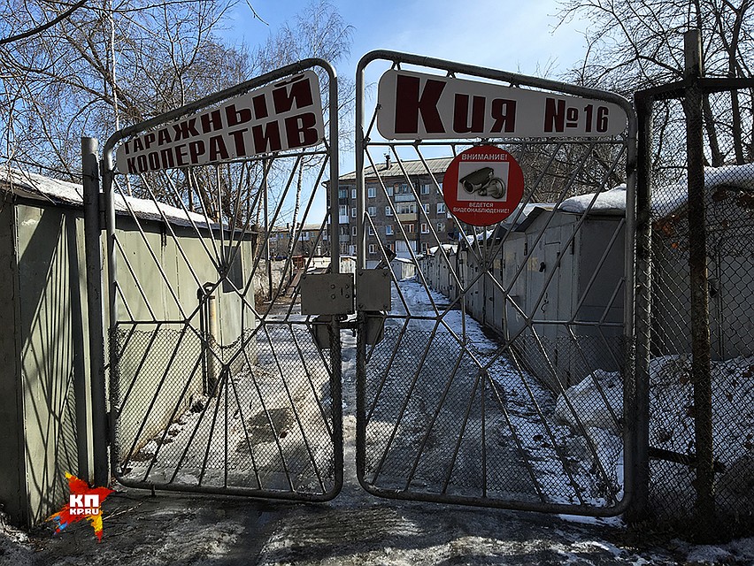Гаражных кооперативов во дворе два, оба заканчиваются глухими тупиками Фото: Ульяна СКОЙБЕДА