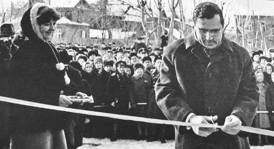 Открытие Музея комсомола в Калинине. Второй секретарь ЦК ВЛКСМ Борис Пастухов перерезает ленточку у входа в музей. Фото: из архива Владимира Суслова.