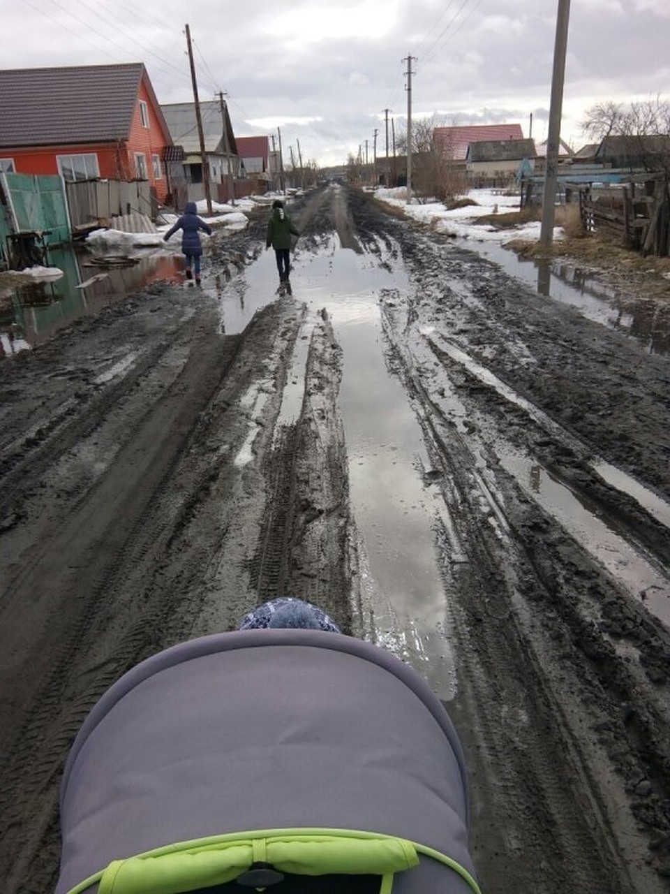 А так в Полтавке мамы гуляют с малышами в колясках. Фото: Екатерина Прец