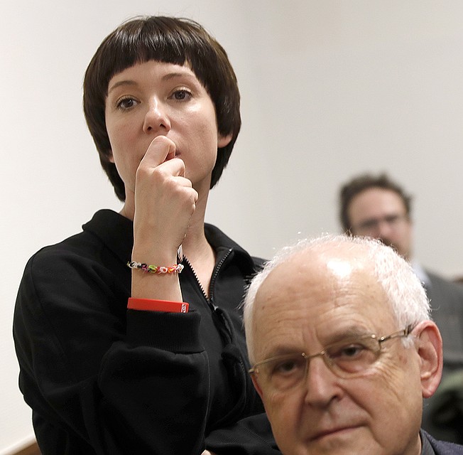 Актриса Чулпан Хаматова и художественный руководитель РАМТ Алексей Бородин перед началом рассмотрения ходатайства о продлении срока домашнего ареста режиссеру Кириллу Серебренникову. ФОТО Михаил Джапаридзе/ТАСС