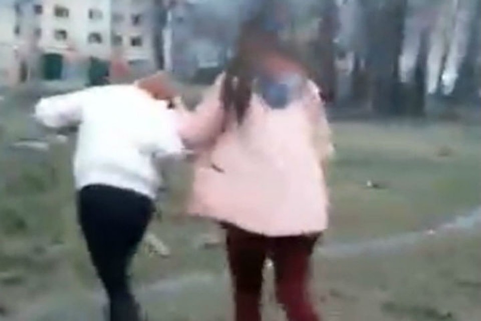 За волосы и на разборку. Фото: стоп-кадр из видео.