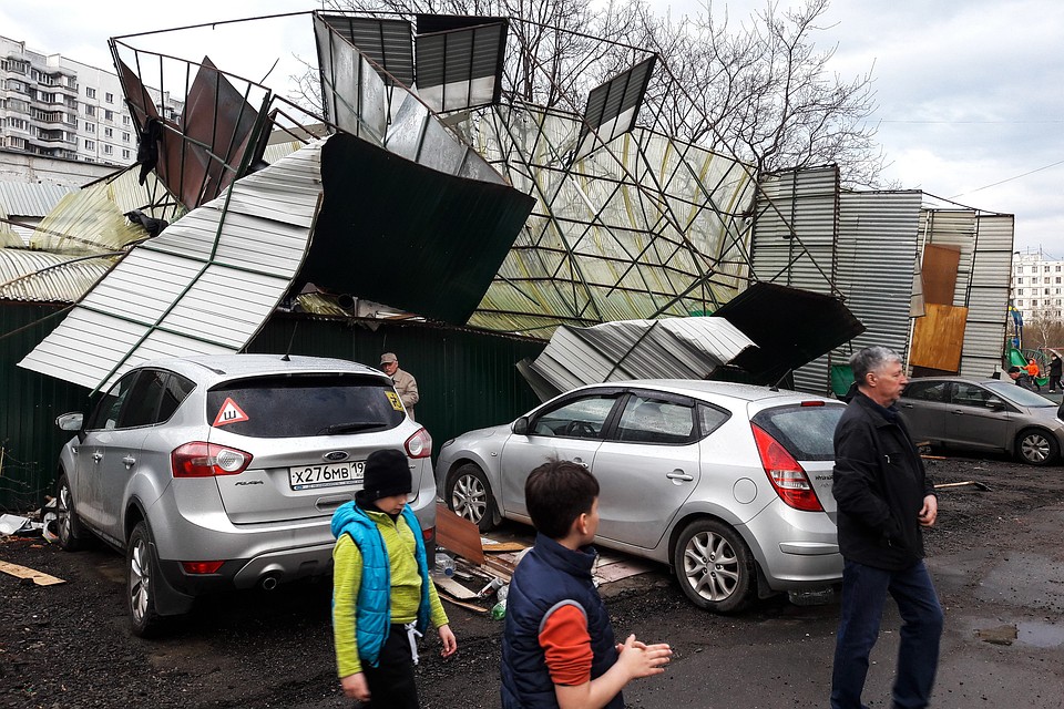 Поврежденные ураганом гаражи на северо-востоке столицы. Фото: Агентство городских новостей "Москва"