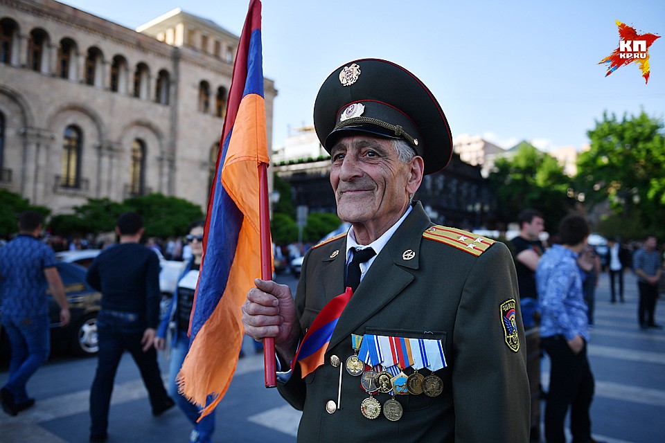 Часам к семи на площади собралось тысяч десять человек, и люди продолжали прибывать. Разные люди Фото: Сергей МЕДВЕДЕВ