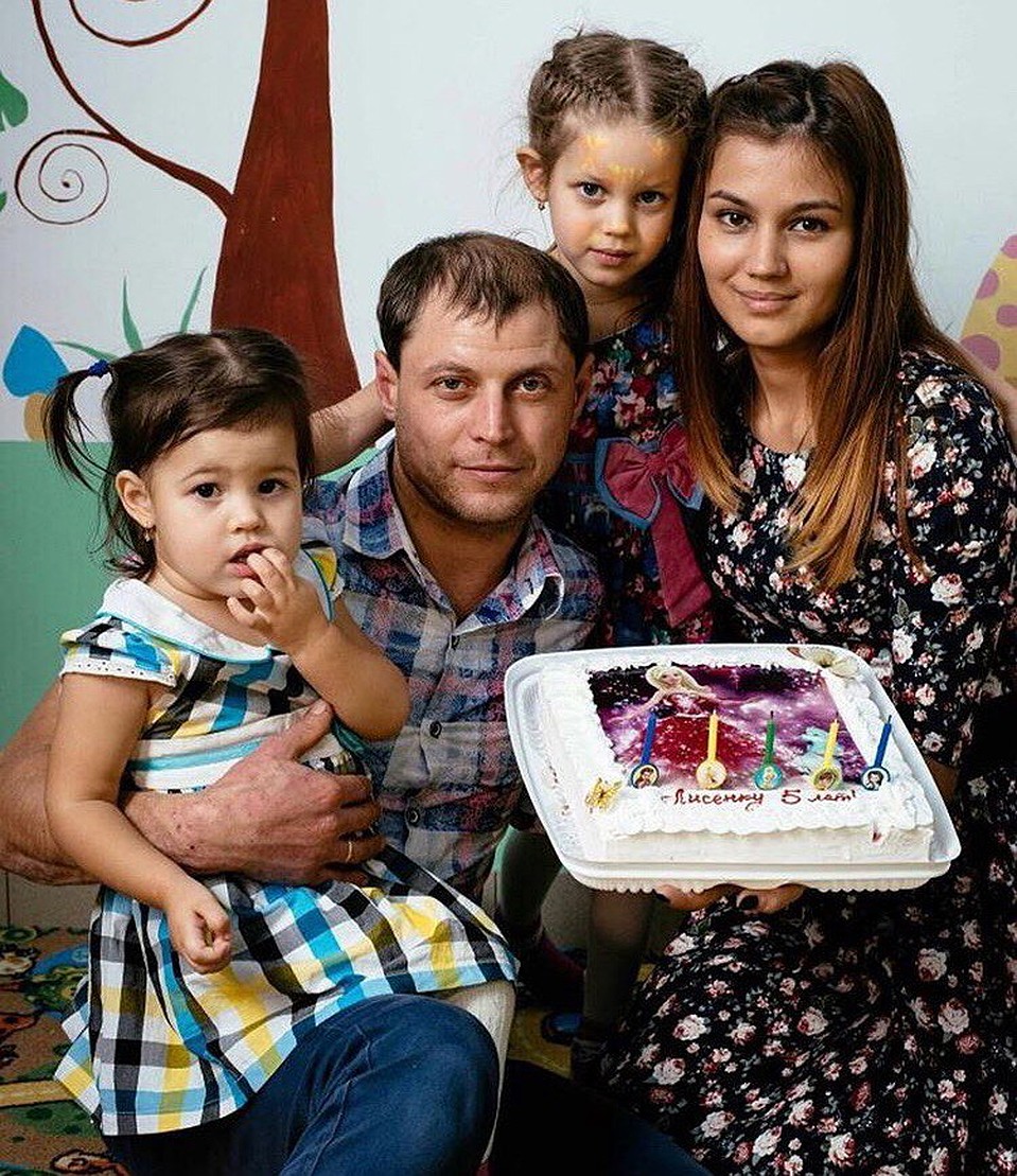 У Ирины есть две маленьких дочери
