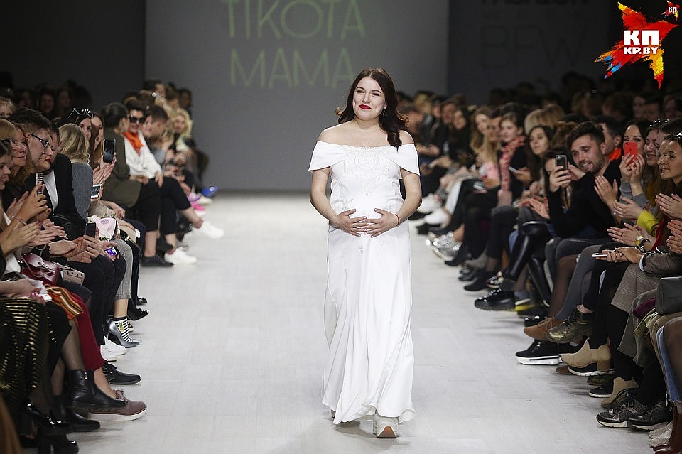 Ксюша на последнем месяце беременности участвовала в модном показе Tikota Mama Фото: Павел МАРТИНЧИК