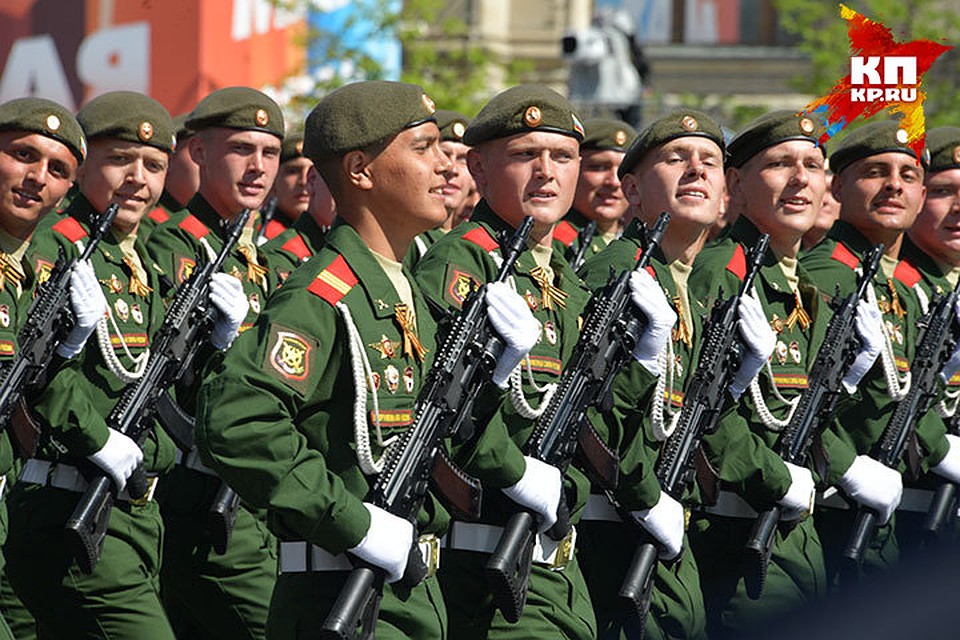 Всего в параде на Красной площади принимает участие более 13 тысяч человек Фото: Михаил ФРОЛОВ