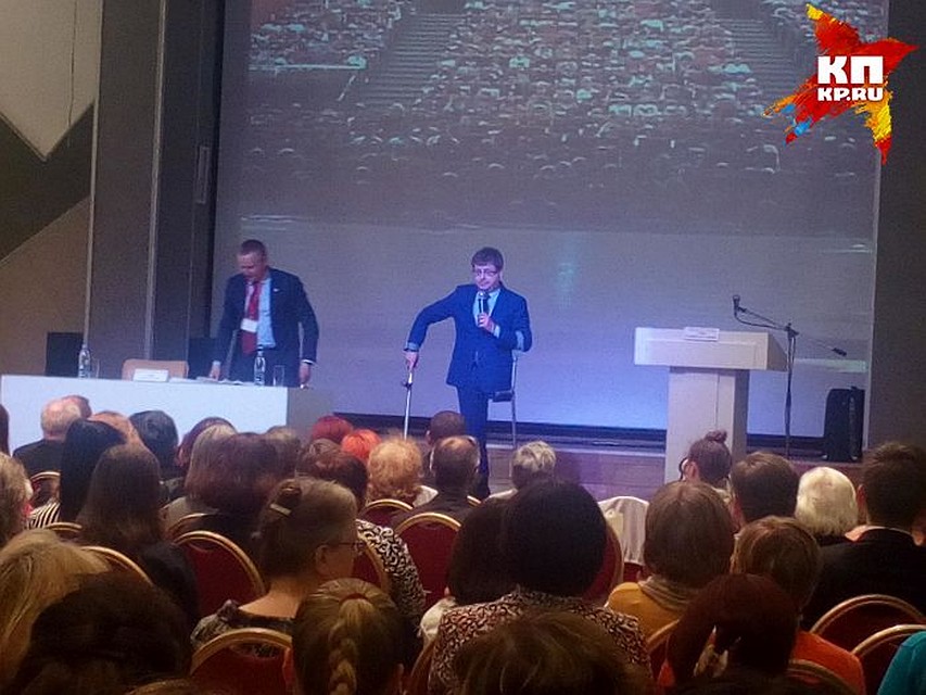 Чтобы продемонстрировать неотвратимость исполнения областного закона, отменившего прямые выборы, депутат Дмитрий Сергин уронил один из своих костылей. Фото: Данил СВЕЧКОВ
