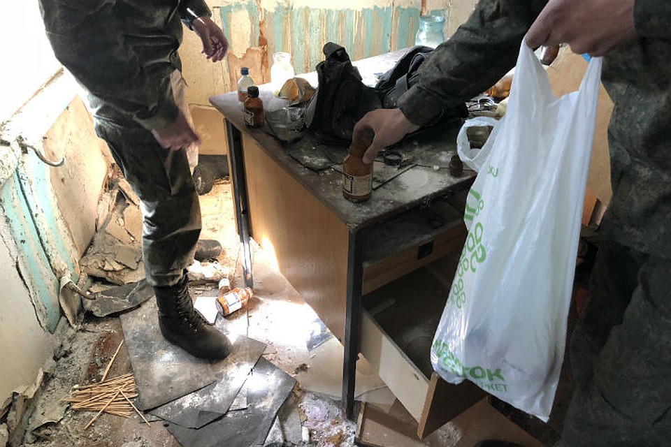 В бывшем туберкулезном диспансере нашли несколько баночек с подозрительным порошком Фото: Максим СЮ