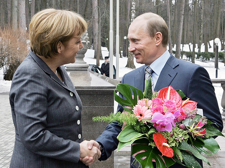 10 лет назад германские журналисты даже не обратили внимания на букет Путина фрау Меркель. Фото ТАСС/ Владимир Родионов