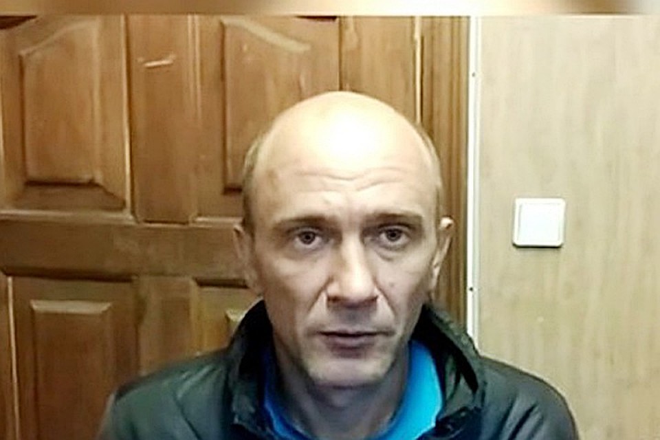 Безработный житель Воронежа Игорь Подпорин схватил стойку ограждения и ударил ей по стеклу на картине Фото: Оперативная съемка