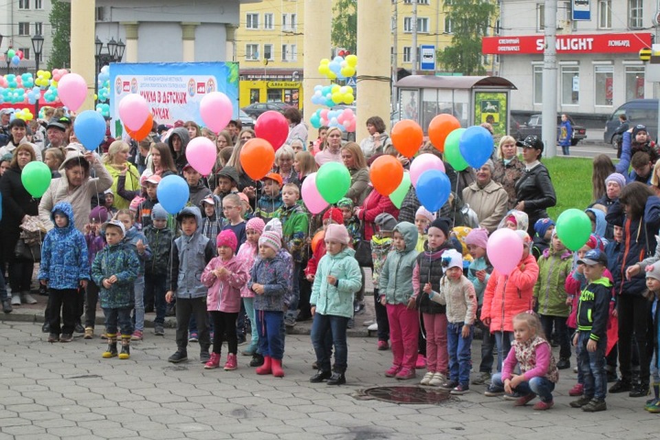 В честь открытия фестиваля "Кукла в детских руках" на Театральной площади прошел большой праздник. Фото: Екатерина РОМАНОВА