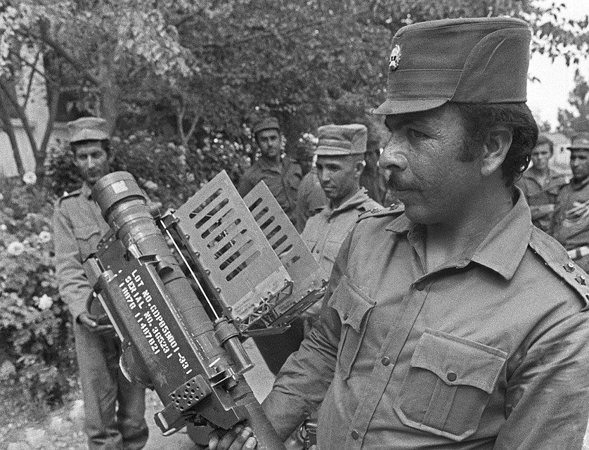1987 год. Воины афганской армии во время демонстрации журналистам захваченных у душманов американских ПЗРК "Стингер". ФОТО Портер Лев/Фотохроника ТАСС