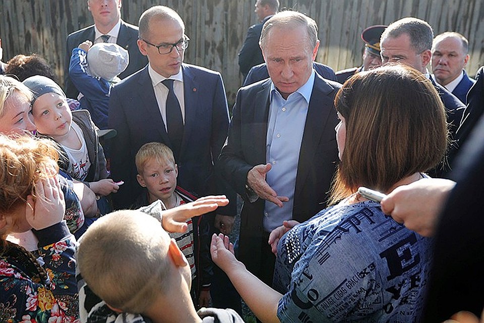 Владимир Путин приехал в барак, где проживала задавшая вопрос Анастасия Вотинцева, уже через 12 дней. Фото: Михаил Климентьев/ТАСС
