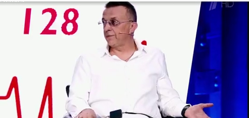 Артист уверяет, что никогда не любил супругу. Фото: кадр видео.