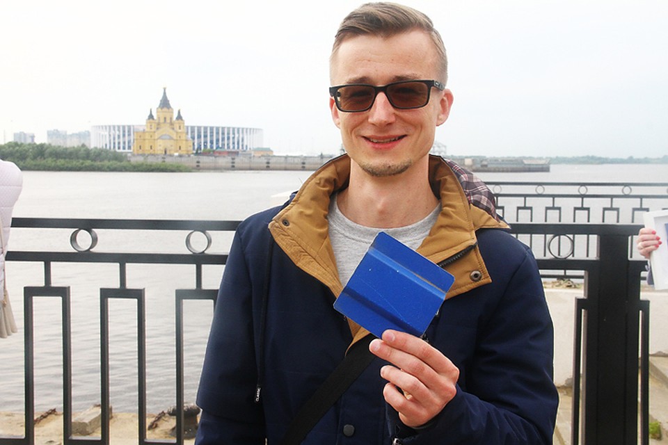 Синий забор разобрали на сувениры: на Нижневолжской набережной прошла акция #падениесинегозабора Фото: Роман ИГНАТЬЕВ