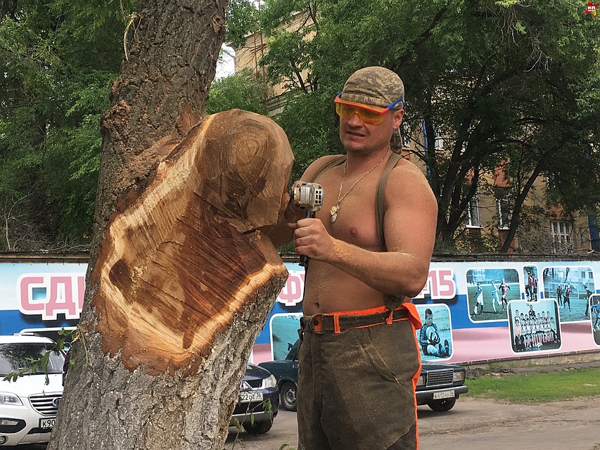 Мастер в процессе создания фигуры. Фото: Юлия ДИДЕНКО