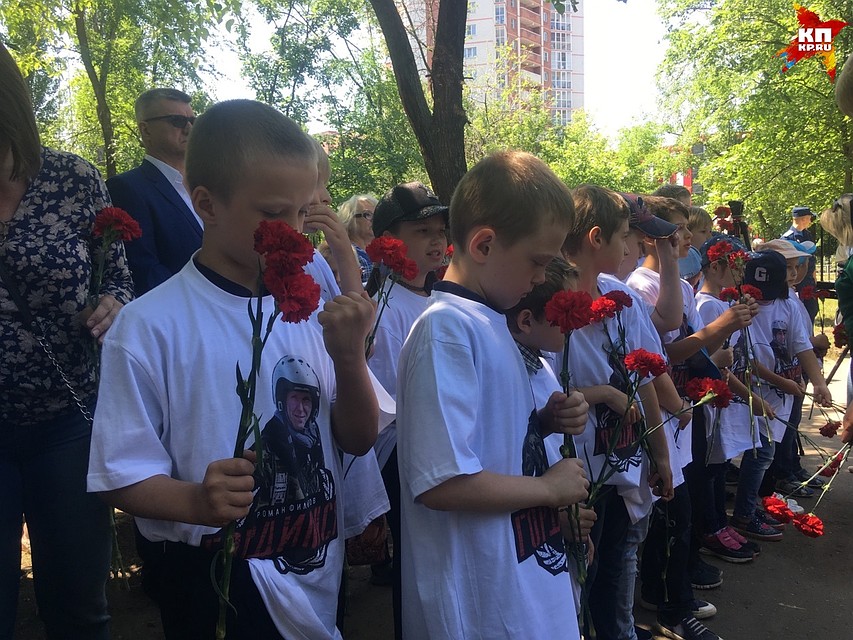 На открытии присутствовали школьники, сотрудники администрации, представители Минобороны. Фото: Юлия ДИДЕНКО