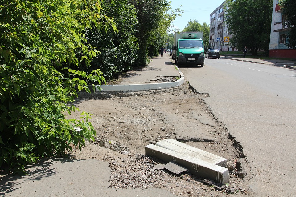 Выезд из двора. Делали по принципу "И так сойдёт". Фото: Игорь ДОКУЧАЕВ