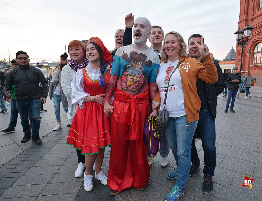 Боди-арт - лучший наряд для жарких мундиальских деньков Фото: Михаил ФРОЛОВ