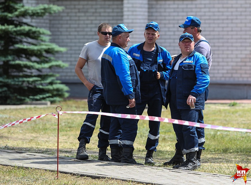 В бригаде электромонтеров один за всех и все за одного. Фото: Владимир СТРЕЛЬЦОВ